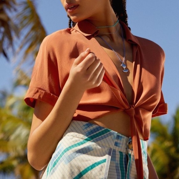 • sold U O  t i e d  u p  t o p • - Picture 2 of 3